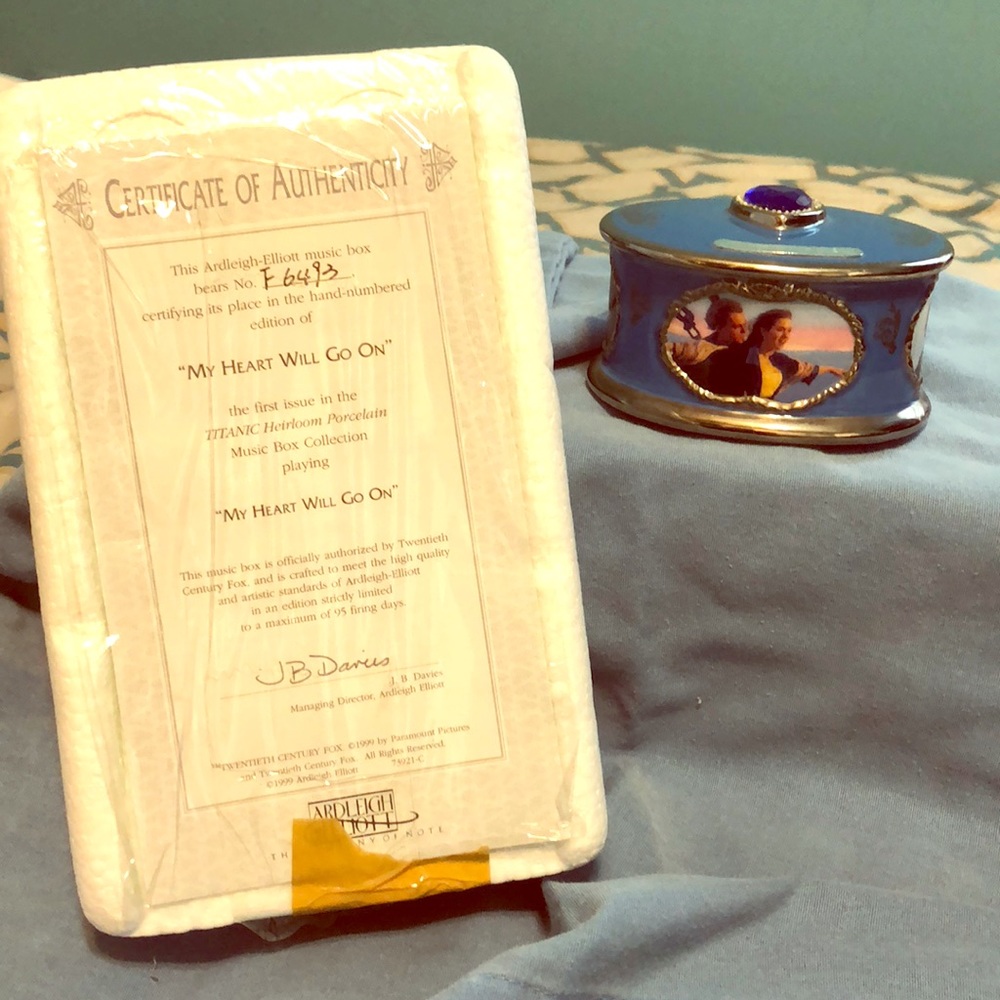 Bradford Exchange Titanic glass music box